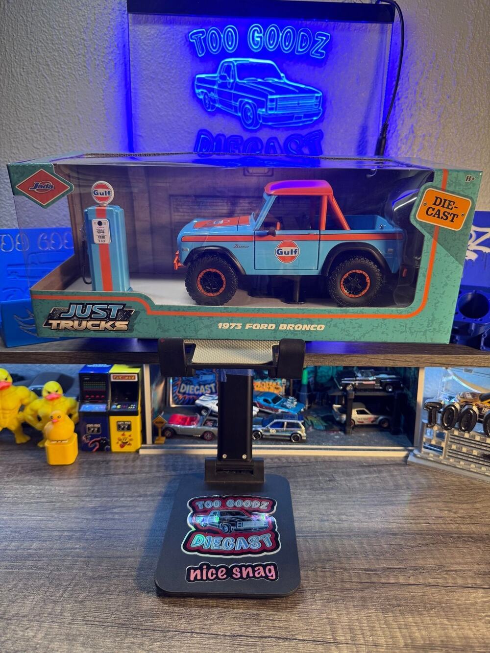 Jada Just Trucks 1/24 Gulf Oil 1973 Ford Bronco and gas pump